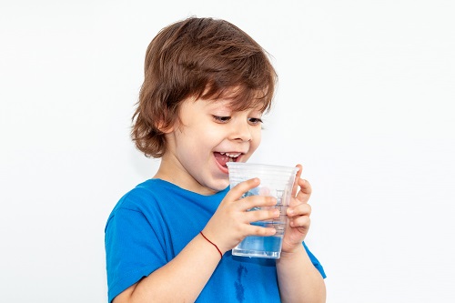 niño bebiendo agua
